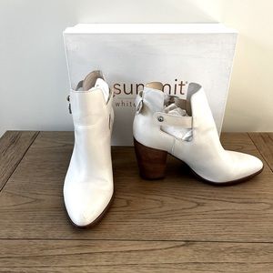 White Mountain Summit. Leather ankle boot.